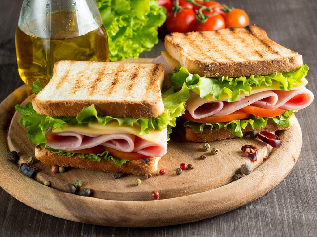 Диетолог рассказала, из чего должен состоять полезный бутерброд