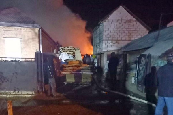 В Азовском районе сгорел мебельный цех