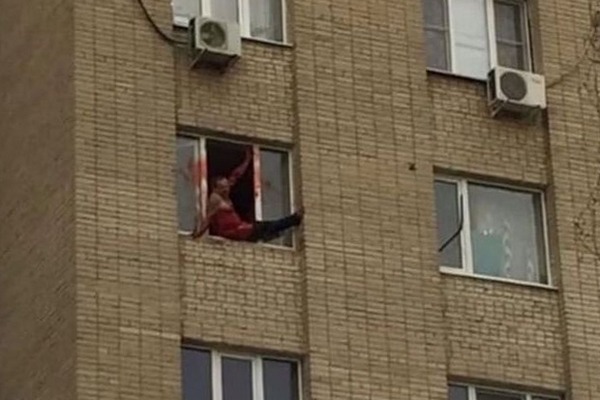 В Азове мужчина пытался выброситься из окна