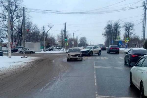 После аварии на трассе Ростов — Азов в больницу попала молодая девушка