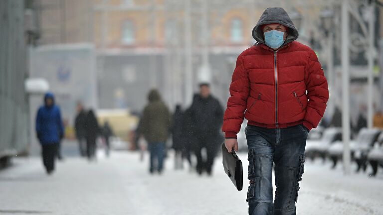 Простуженных россиян предложили освободить от работы на три дня