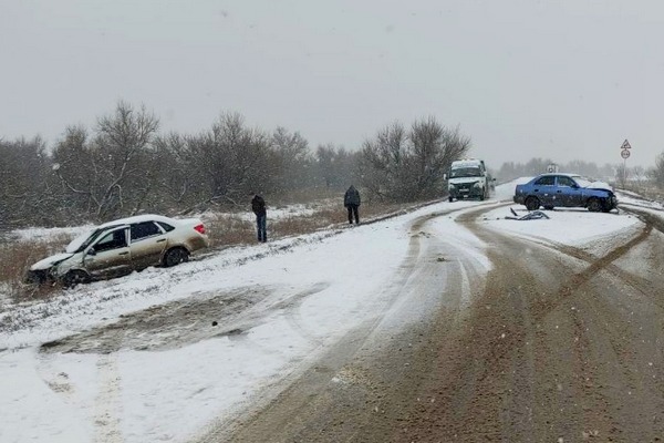 В Азовском районе при аварии «Лада Гранту» выбросило в кювет