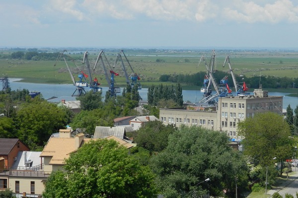 В морском порту Азов прекратили погрузку на суда