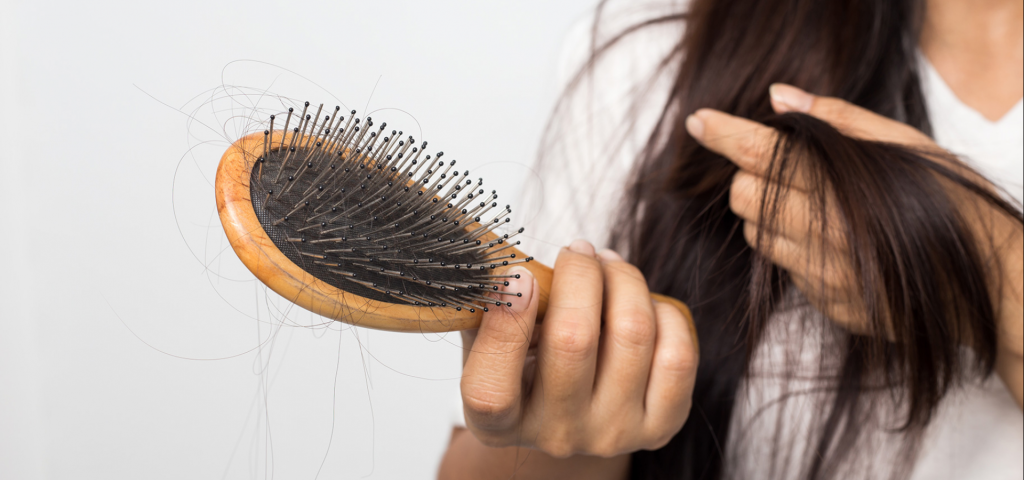 Врач назвал способ остановить выпадение волос после COVID-19