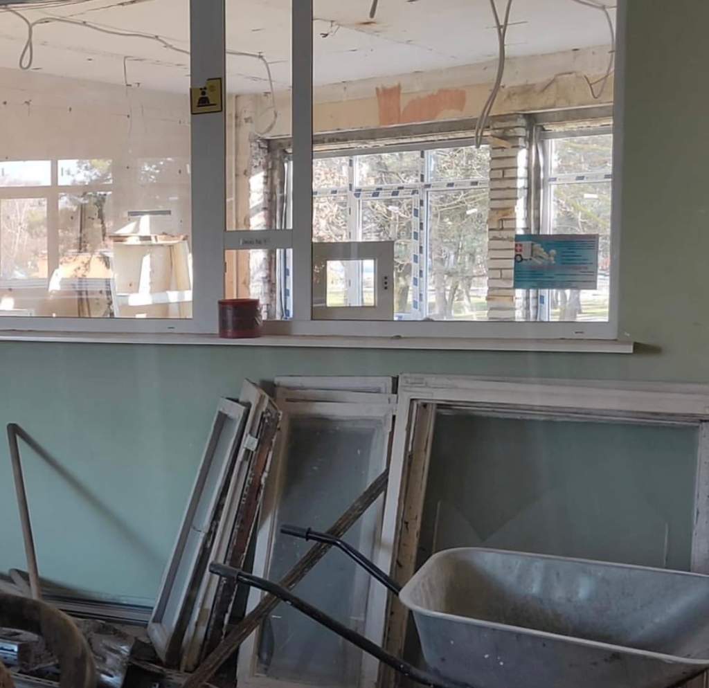 Продолжается капитальный ремонт Азовской Центральной районной больницы