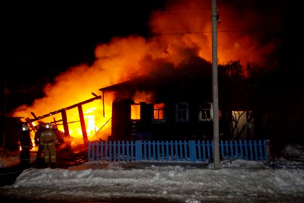 В Азовском районе при пожаре спасли двух человек