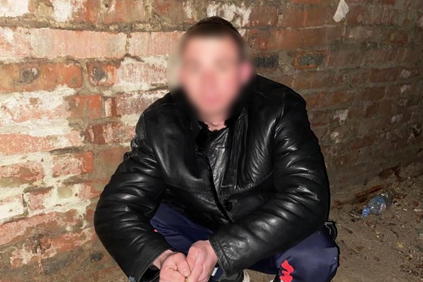 Житель Азовского района пытался перебросить в колонию наркотики