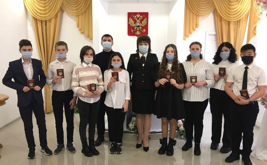 В Азовском районе  торжественно вручили паспорта юным РФ гражданам