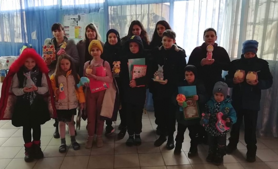 В Азовском районе провели для детей Донбасса мастер-класс по росписи  керамических фигурок