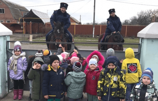 В масленичную неделю воспитанники детских садов Азовского района катаются на лошадях