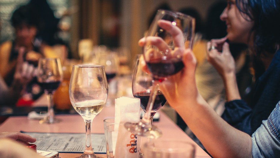 Бокал вина за ужином снижает риск диабета