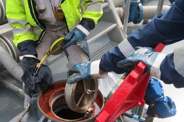 В Азове на турецком судне нашли 3,5 тонн контрабандного топлива
