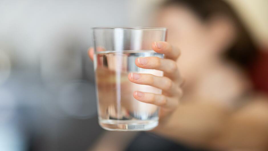 Врач развеяла миф о необходимости пить восемь стаканов воды в сутки