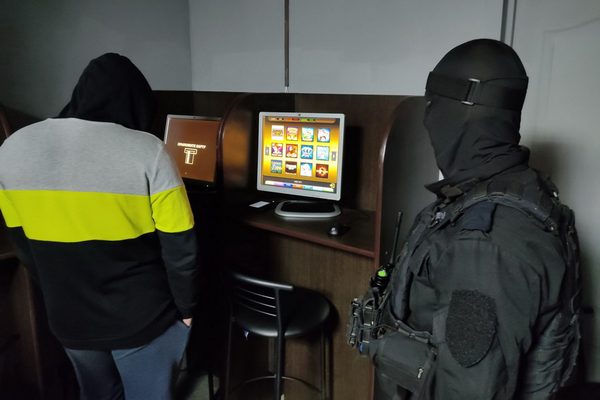 Ростовского гаишника обвинили в организации казино в Азове