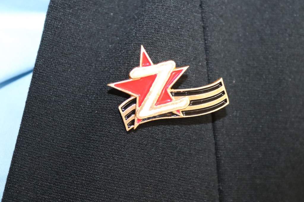 В Ростовской области в преддверии Дня Победы изготовили значки с символикой «Z»