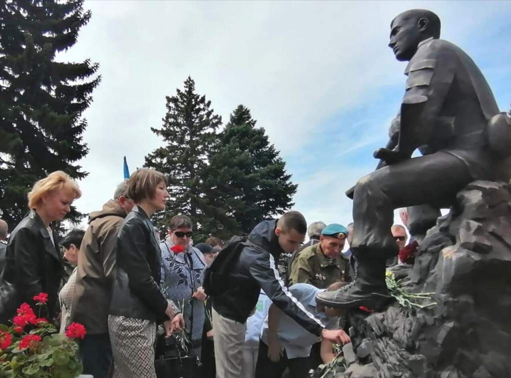 В Азове обновили памятник на площади Победы