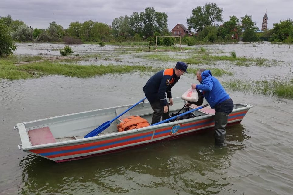 Областные спасатели помогли жителю Азовского района добраться домой