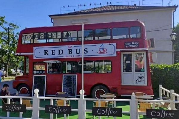 В Азове выставили на продажу автобус–кофейню из Лондона