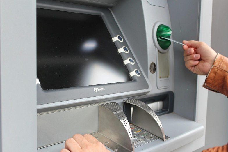 Сбербанк с 1 июля введет комиссию за переводы на карты других банков
