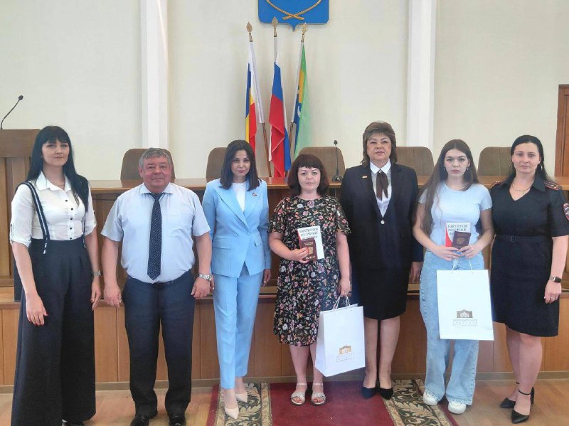 В Азовском районе вручили паспорта России гражданам Донецкой Народной Республики