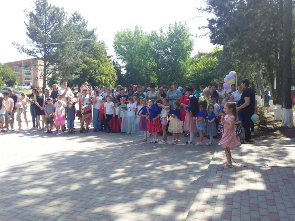Ко Дню защиты детей в Азовском районе организовали интерактивную шоу-программу
