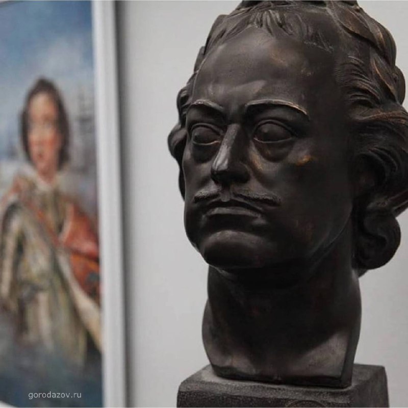 В Азове открылась выставка картин в честь Петра I