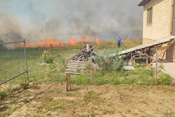 В Азовском районе огонь подошёл вплотную к частным домам