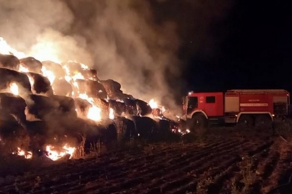 Ночью сгорело сено в Азовском районе