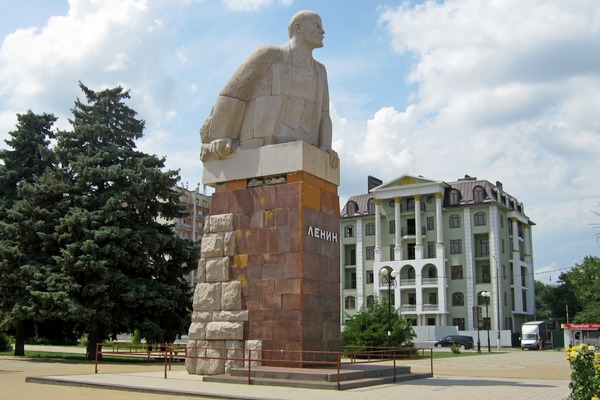 В Азове за две недели отреставрируют 11–метровый бюст Ленина