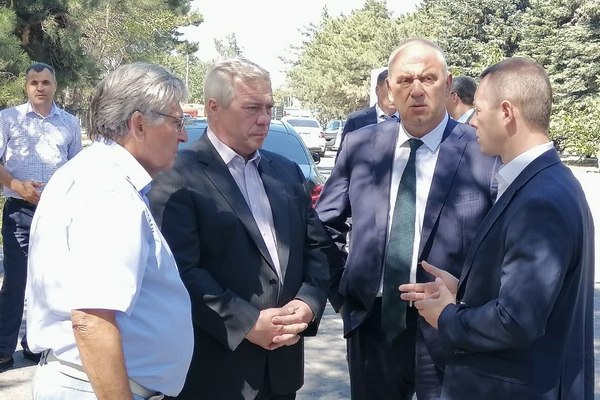 В Азове губернатор оценил ход ремонта улиц Промышленной и Дружбы