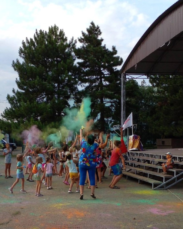 Фестиваль красок прошел в Азовском районе
