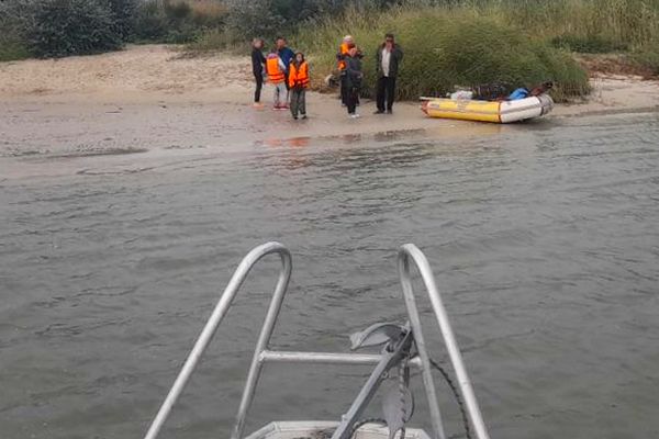 В Азовском районе спасли семерых, застрявших на лодке посреди Дона