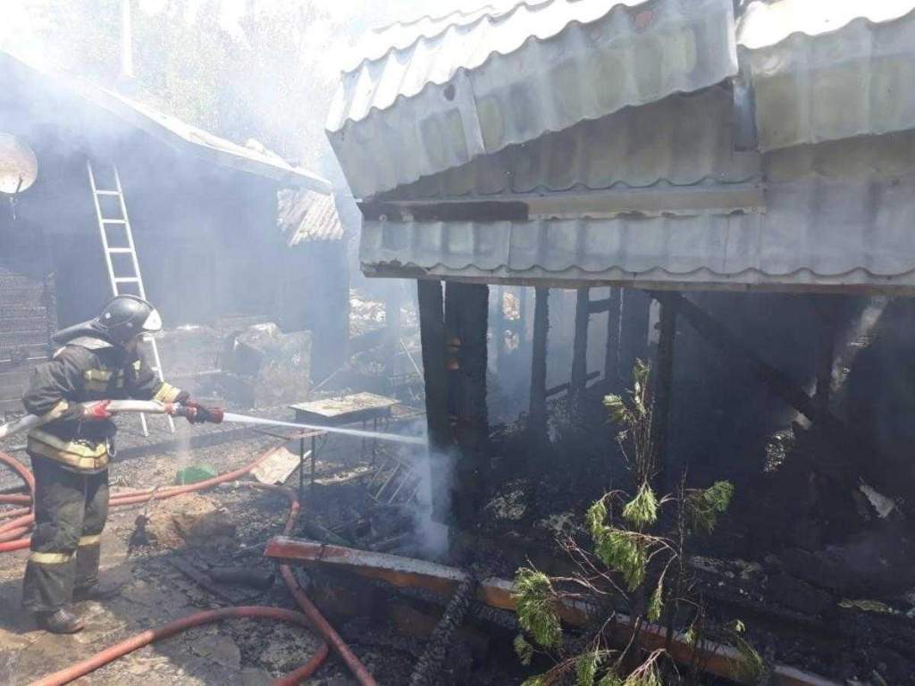 В Азовском районе сгорела хозпостройка