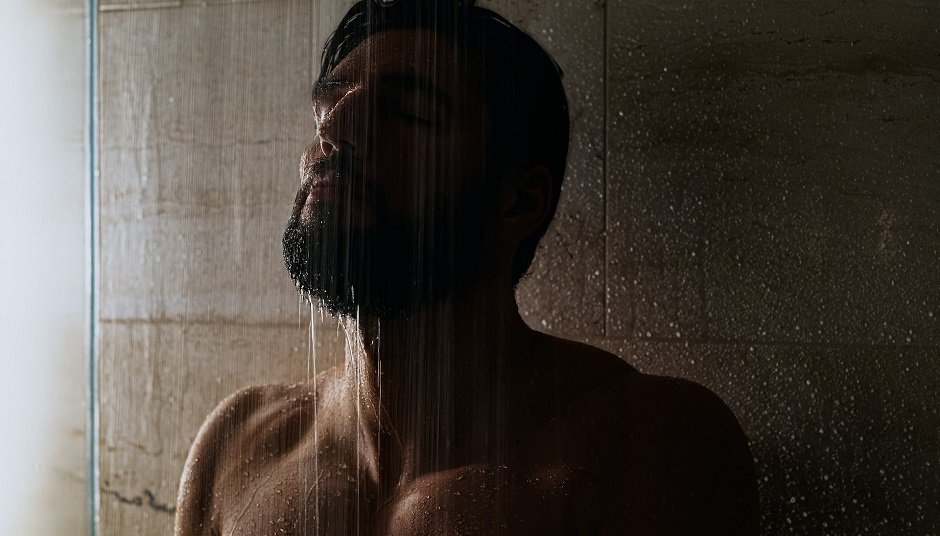 Ученые рассказали, вредно ли принимать контрастный душ