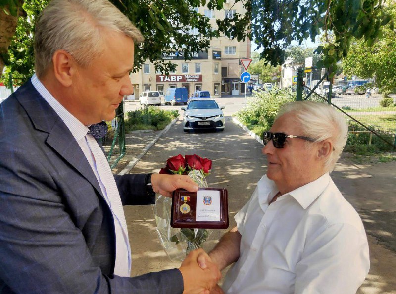 Глава администрации Азовского района поздравил Ивана Михайловича Юнда с Днём рождения