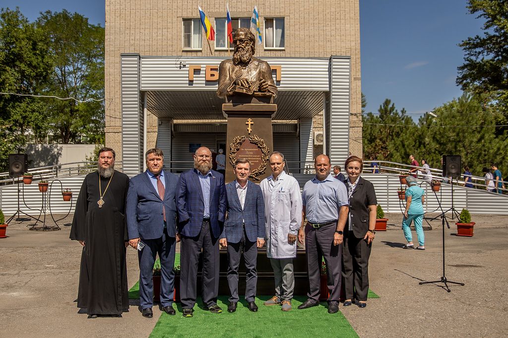 Памятник святому Луке открыли перед БСМП Таганрога