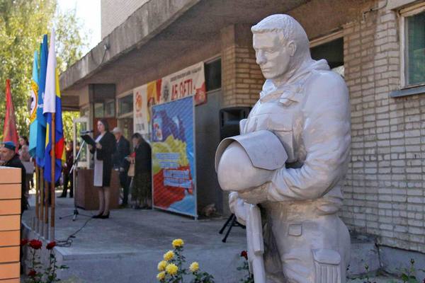 В Азове открыли первый в регионе памятник воинам — участникам СВО