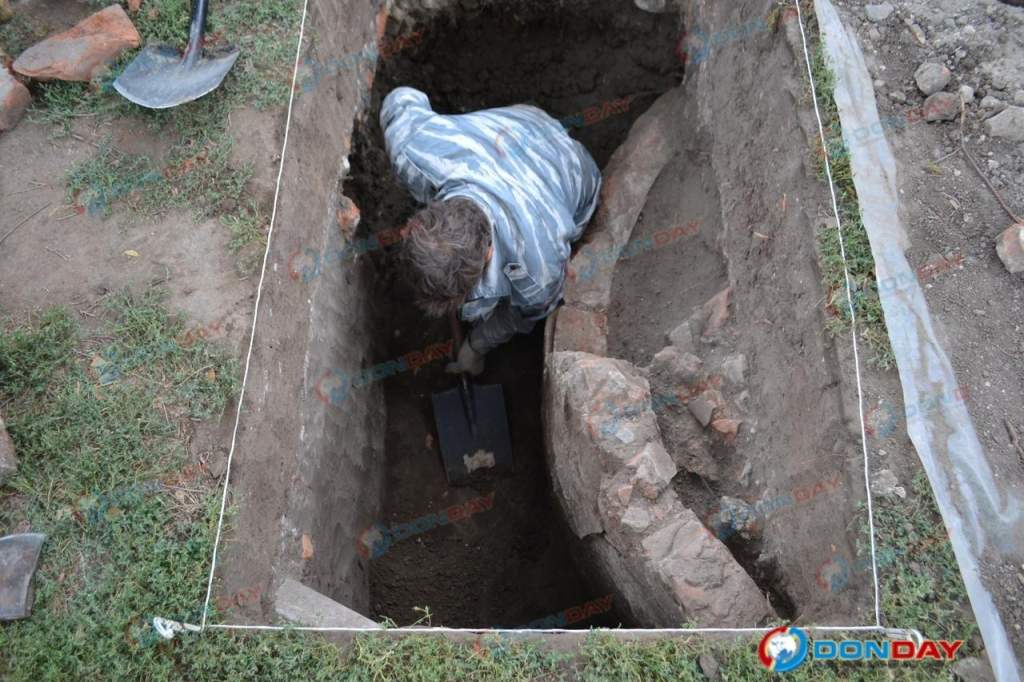 При раскопках в Азове археологи нашли погребение и часть собора, разрушенного в XX веке
