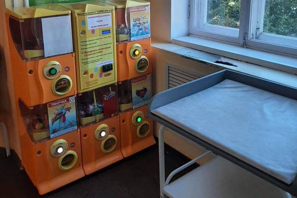 В детской поликлинике Азова установили автоматы с платными игрушками