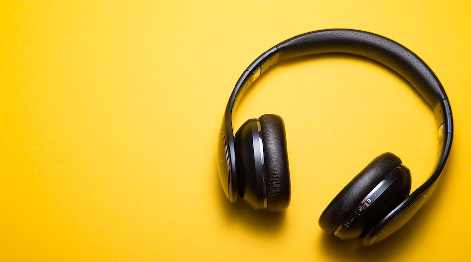 Ученые назвали песни, которые помогают есть в два раза меньше при стрессе