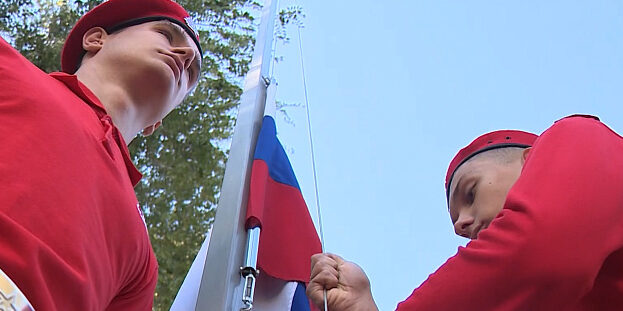 В донских школах начали учебную неделю с поднятия флага России
