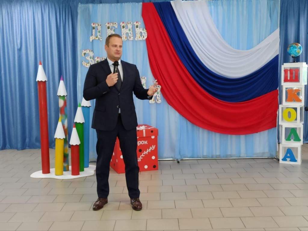 Председатель Собрания депутатов Михаил Попов поздравил учащихся и педагогов Кулешовской школы № 16