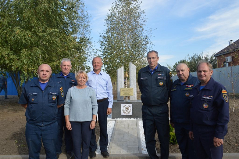 В Азовском районе открыли мемориальный камень в память о первом начальнике областной противопожарной службы