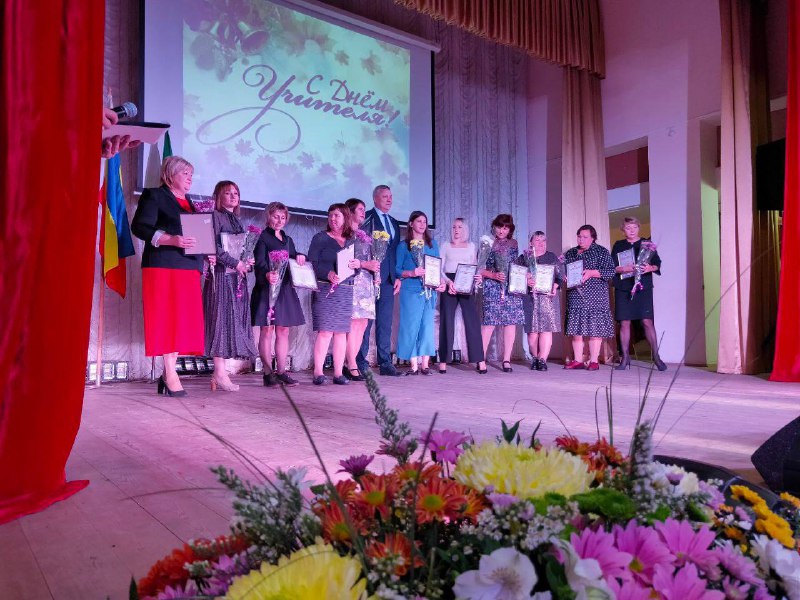 В Азовском районе поздравили педагогов с профессиональным праздником
