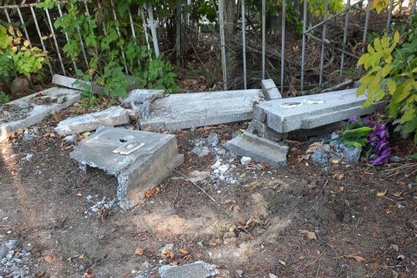 На кладбище в Азове вандалы разгромили памятники
