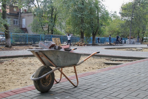 По просьбам горожан в Азове появятся спортивные, детские площадки и сквер