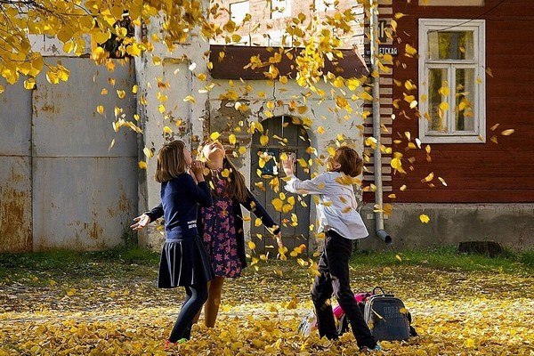 В Азовском районе школьники уйдут на осенние каникулы