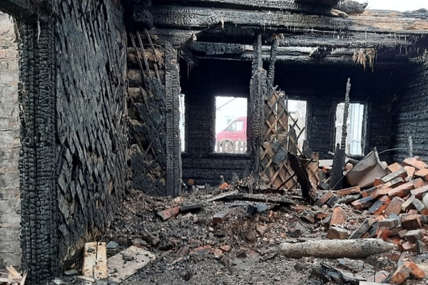В Азове сгорело заброшенное здание