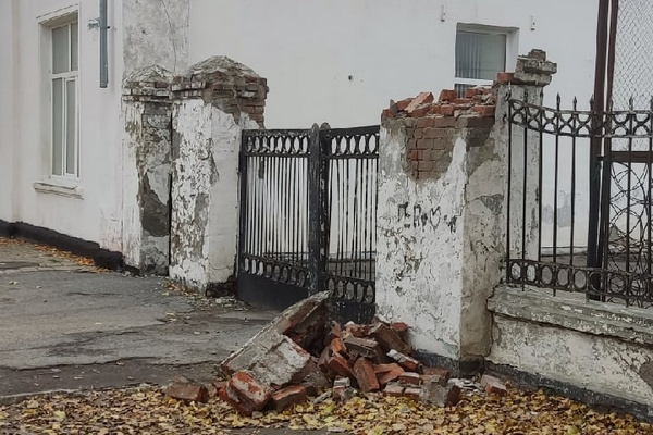 В Азове обрушилась опора ворот во двор ДК Ильича