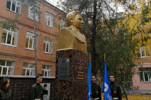В Азове открыли мемориальный комплекс ученикам СОШ №9, павшим в горячих точках